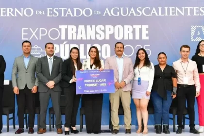 Tere Jiménez entrega reconocimiento a Liliana Veloz Flores, ganadora del programa "Conductor Gigante" en la Expo Transporte Público 2025