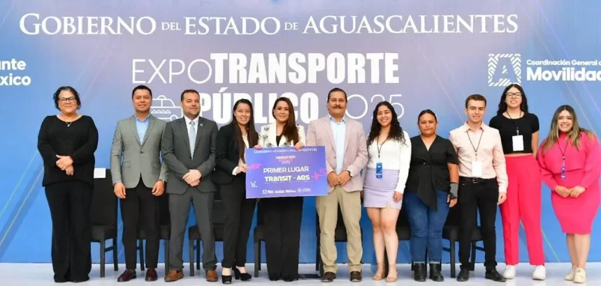 Tere Jiménez entrega reconocimiento a Liliana Veloz Flores, ganadora del programa "Conductor Gigante" en la Expo Transporte Público 2025