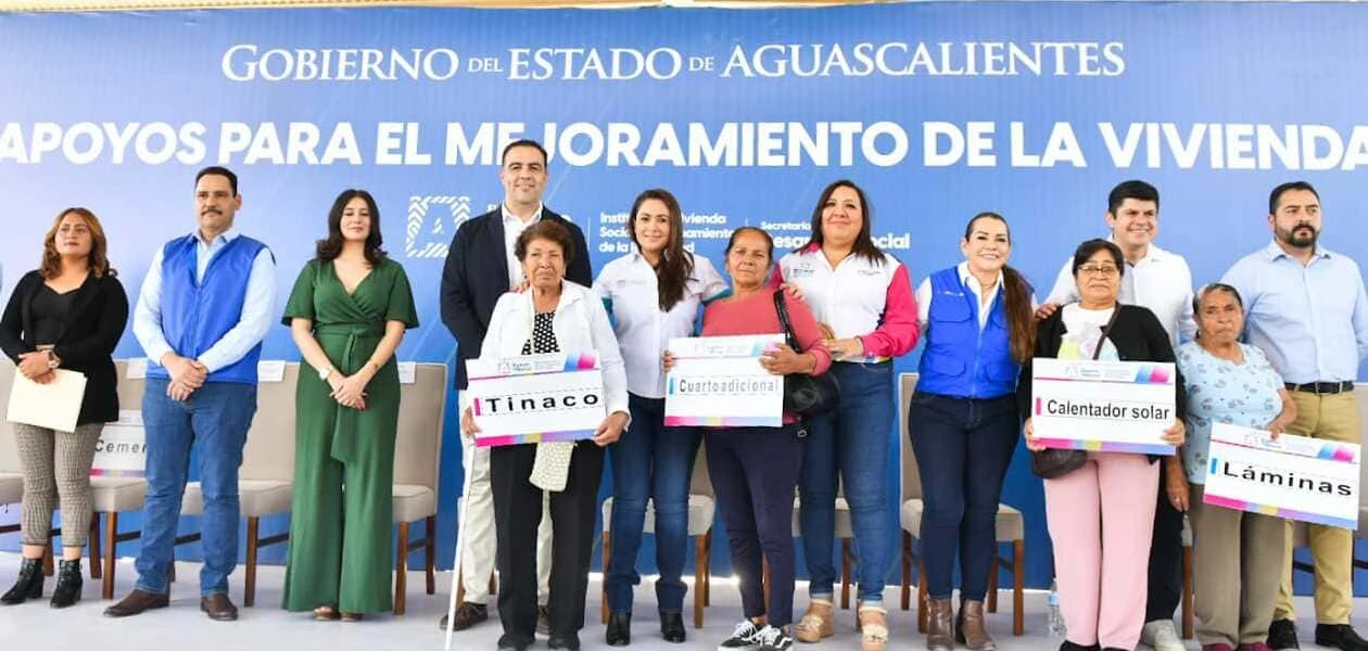 La gobernadora de Aguascalientes, Tere Jiménez, entregó apoyos para el mejoramiento de vivienda en Rincón de Romos