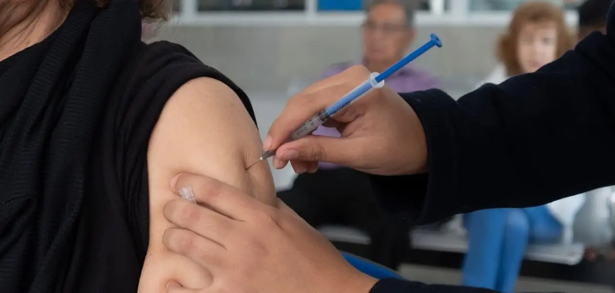 Se aplicará a niñas, niños, adolescentes, adultos mayores, embarazadas y personal de salud