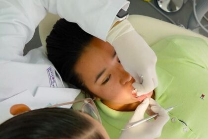Consulta dental en las Caravanas de Salud
