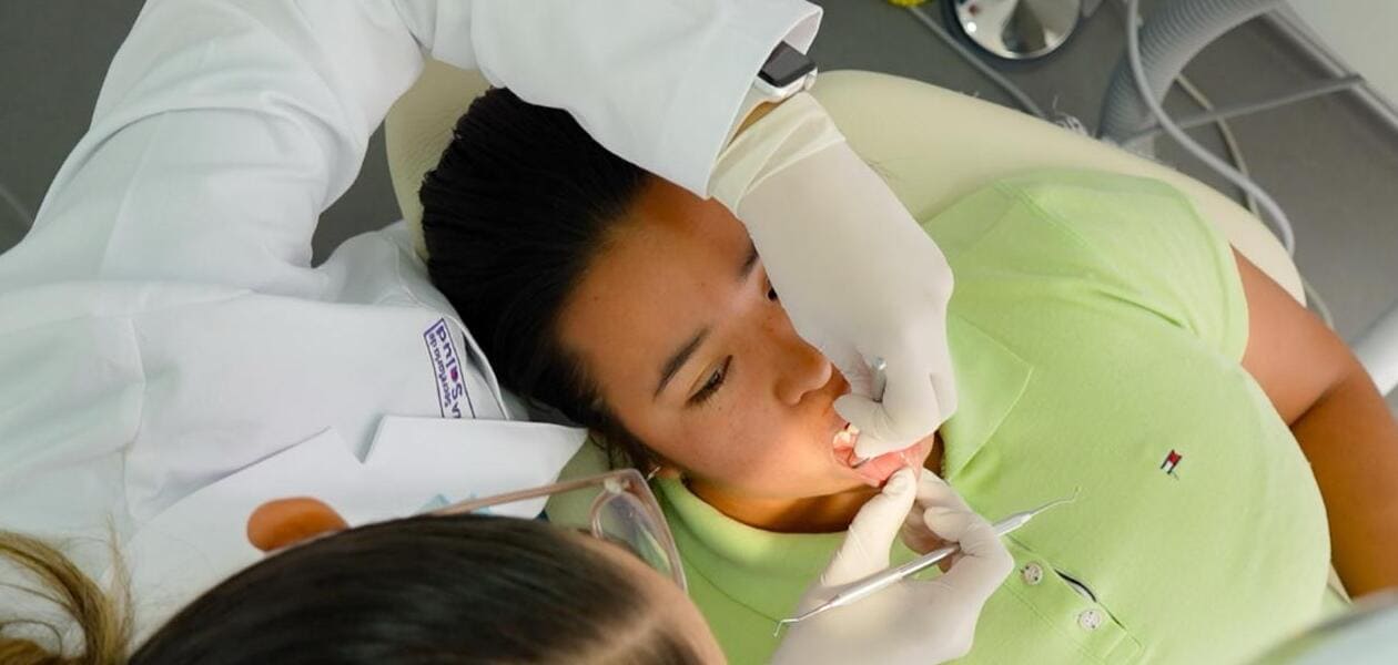 Consulta dental en las Caravanas de Salud
