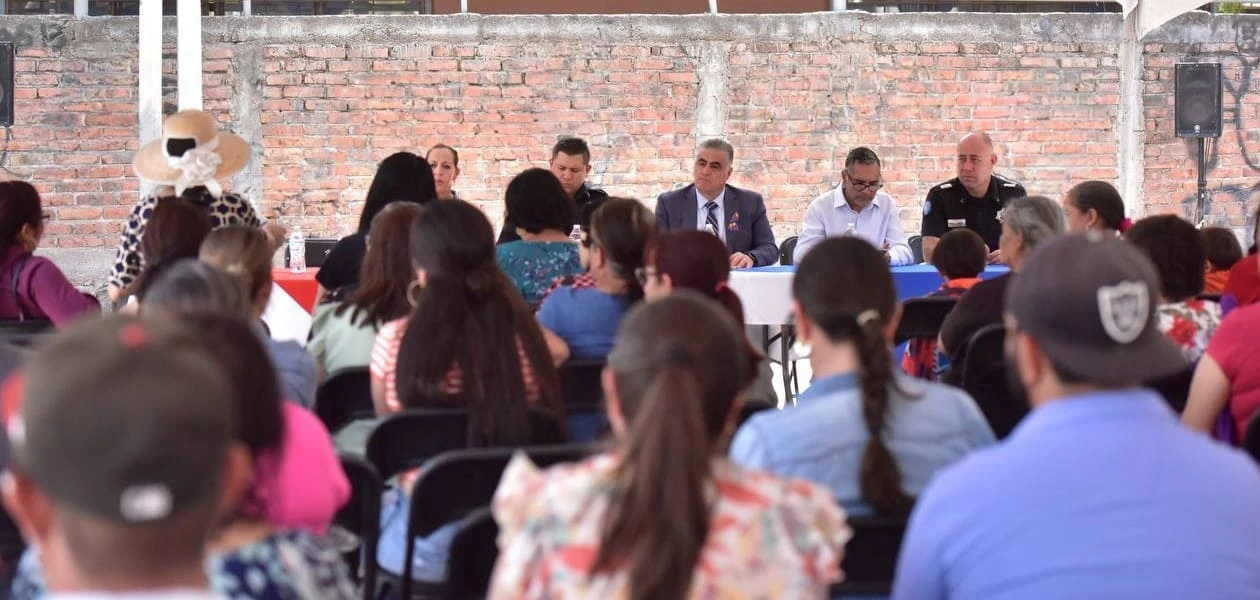 El titular de la SSPE, Antonio Martínez Romo, sostuvo un encuentro con integrantes del comité “Vecino Vigilante 4x4” en Calvillo