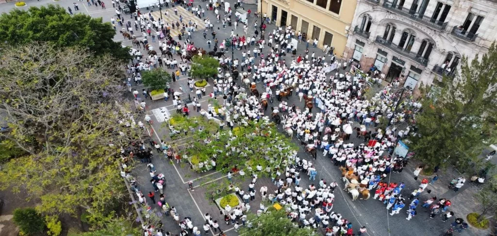 Al menos unas mil perosnas se manifestaron a las afueras del congreso
