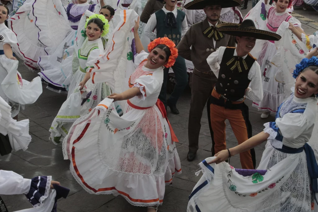Bailarines de seis estados particiapronen La Pelea de Gallos Monumental