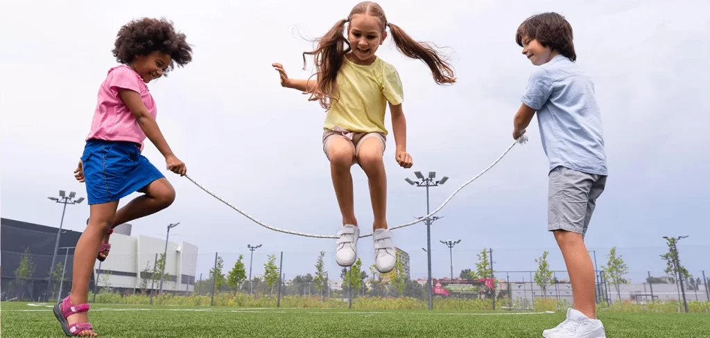 Brincar la cuerda es una de las actividades mas divertidas
