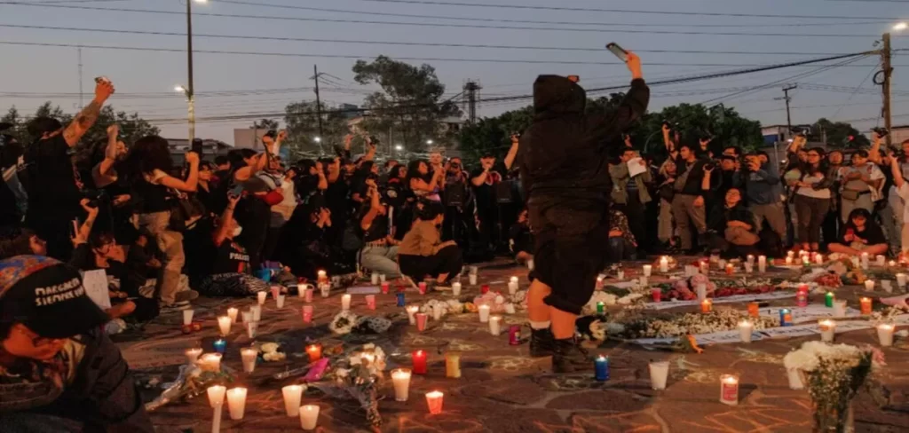 Cerca de 300 colegas de Berenice y Miguel Angel se manifestaron en solidaridad ante la tragedia