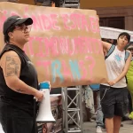 Colectivo Diversa interrumpe premiación ENAJ para exigir reinstalación de Antimonumento colocado frente a palacio municipal