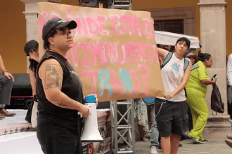 Colectivo Diversa interrumpe premiación ENAJ para exigir reinstalación de Antimonumento colocado frente a palacio municipal