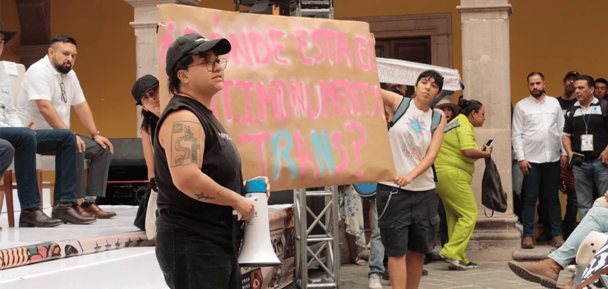 Colectivo Diversa interrumpe premiación ENAJ para exigir reinstalación de Antimonumento colocado frente a palacio municipal