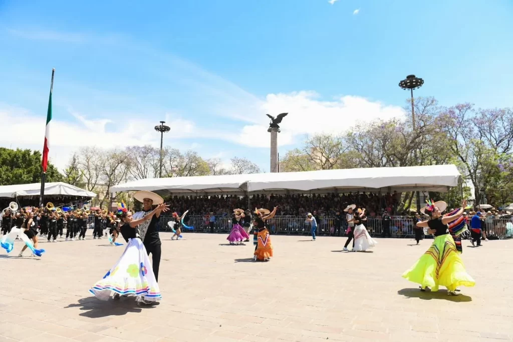 Coloridas comparsas desfilaron en el dia mas importante de la FNSM