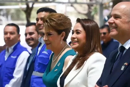 Tere Jiménez, junto con el embajador de Turquía en México