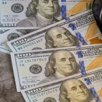 Por guerra comercial, el dólar se dispara a 21 pesos al mayoreo