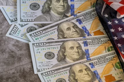 Por guerra comercial, el dólar se dispara a 21 pesos al mayoreo