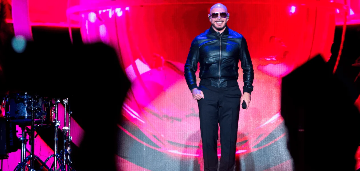 La fiesta de Pitbull acaparó el Foro de las Estrellas con la presencia del cantante y su inconfundible estilo musical