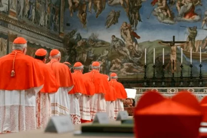 Tras reuniones de cardenales, Angelo Becciu decidió no participar en el cónclave