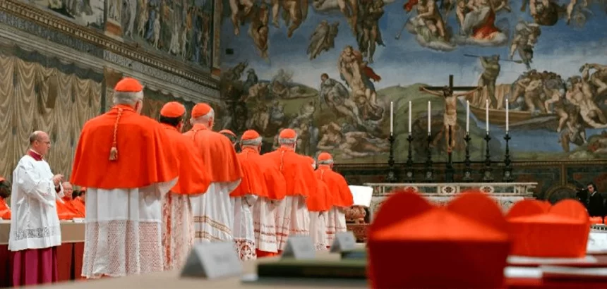 Tras reuniones de cardenales, Angelo Becciu decidió no participar en el cónclave