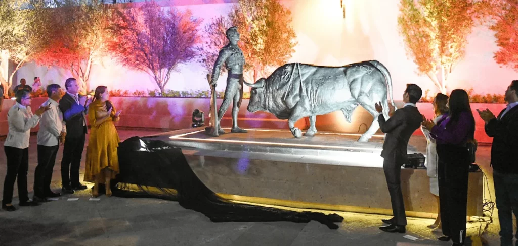 Rinden honor al torero Arturo Macías con una escultura a su legado