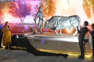 Rinden honor al torero Arturo Macías con una escultura a su legado