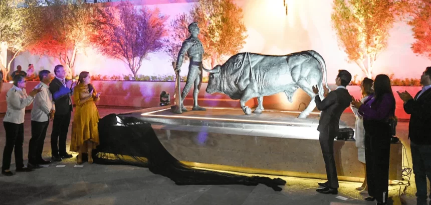 Rinden honor al torero Arturo Macías con una escultura a su legado
