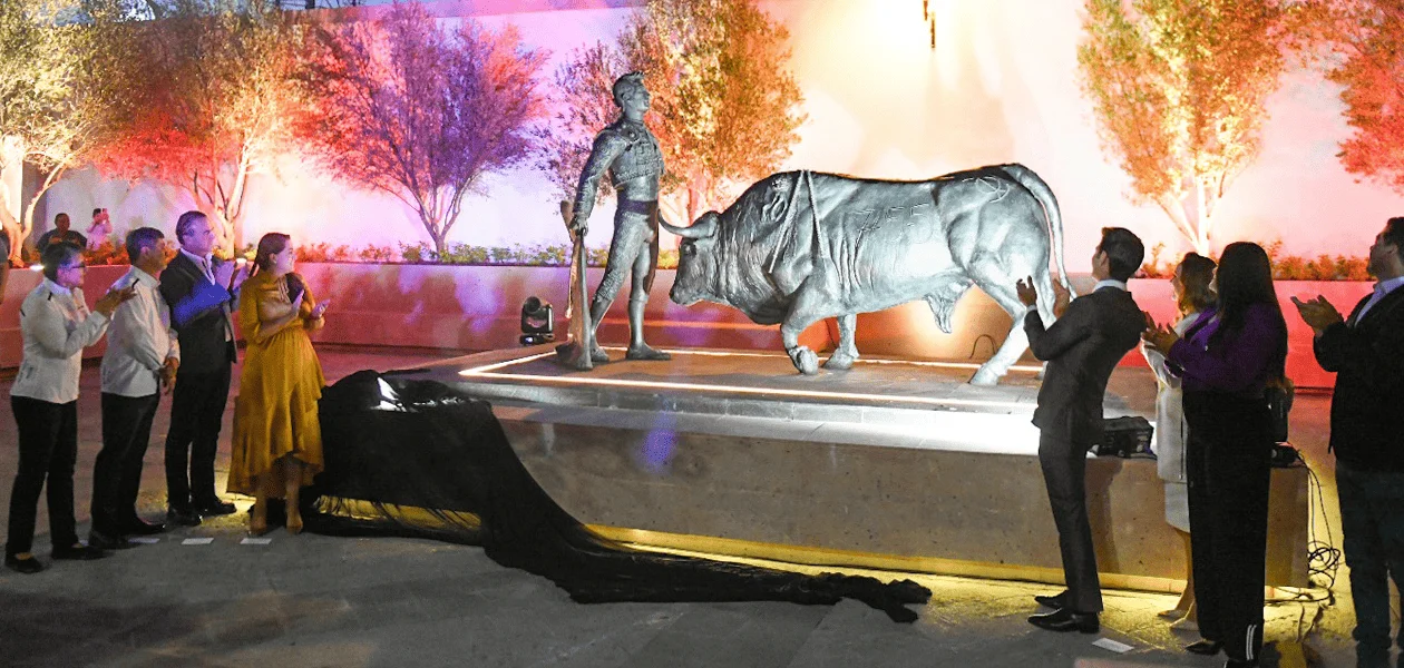Rinden honor al torero Arturo Macías con una escultura a su legado