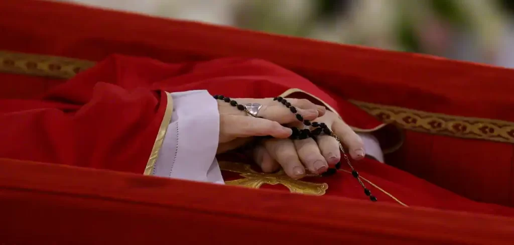 Las manos del papa Francisco en el Féretro, en la Casa Santa Marta en el Vaticano. Foto: JLMNoticias / EFE/ EPA/ VATICAN MEDIA.
