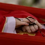 Las manos del papa Francisco en el Féretro, en la Casa Santa Marta en el Vaticano. Foto: JLMNoticias / EFE/ EPA/ VATICAN MEDIA.