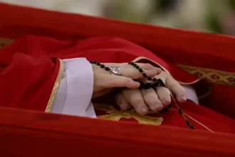 Las manos del papa Francisco en el Féretro, en la Casa Santa Marta en el Vaticano. Foto: JLMNoticias / EFE/ EPA/ VATICAN MEDIA.
