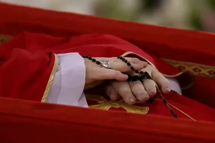 Las manos del papa Francisco en el Féretro, en la Casa Santa Marta en el Vaticano. Foto: JLMNoticias / EFE/ EPA/ VATICAN MEDIA.