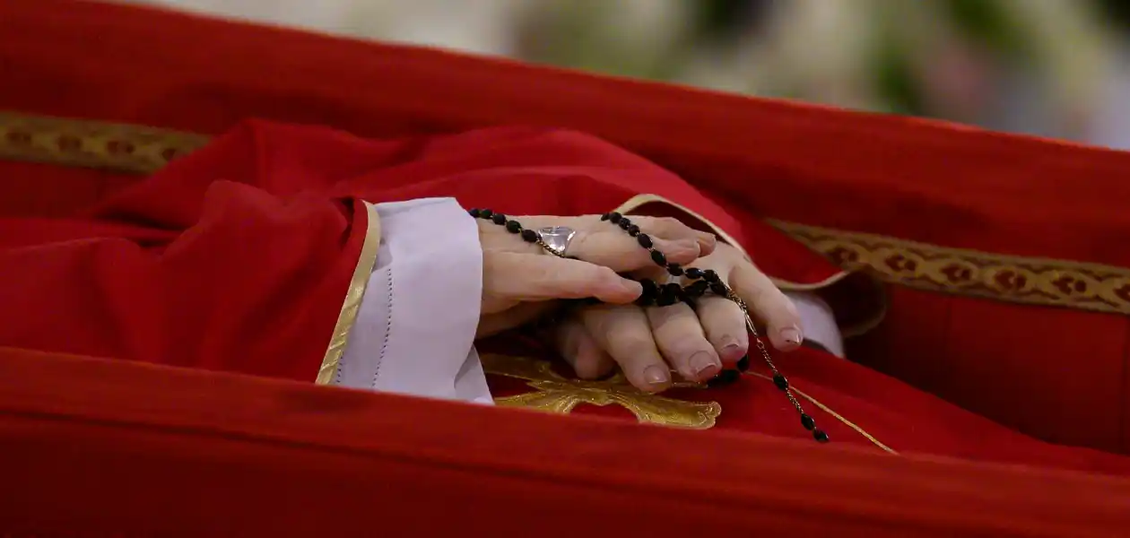 Las manos del papa Francisco en el Féretro, en la Casa Santa Marta en el Vaticano. Foto: JLMNoticias / EFE/ EPA/ VATICAN MEDIA.