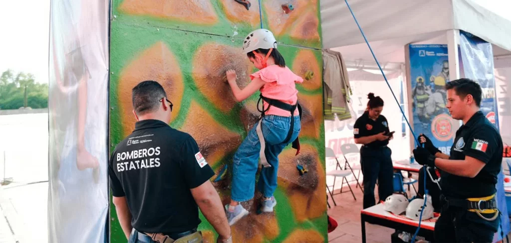 Hay actividades infantiles de rapel instalada por los bomberos