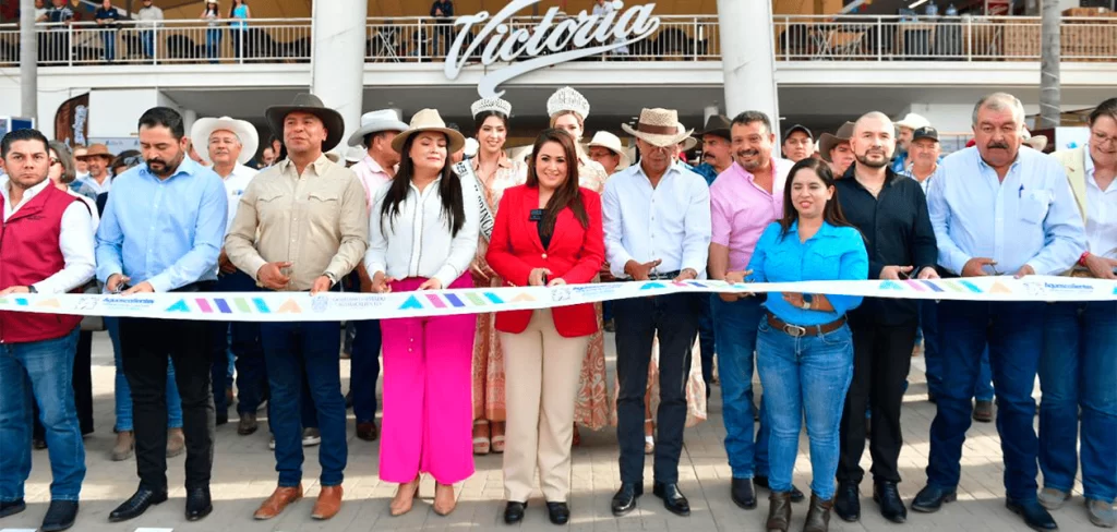 Corte de listón inaugural de la Expo Ganadera