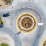 El presidente municipal Leo Montañez supervisó los trabajos de rehabilitación de la glorieta en el fraccionamiento La Querencia