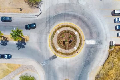 El presidente municipal Leo Montañez supervisó los trabajos de rehabilitación de la glorieta en el fraccionamiento La Querencia