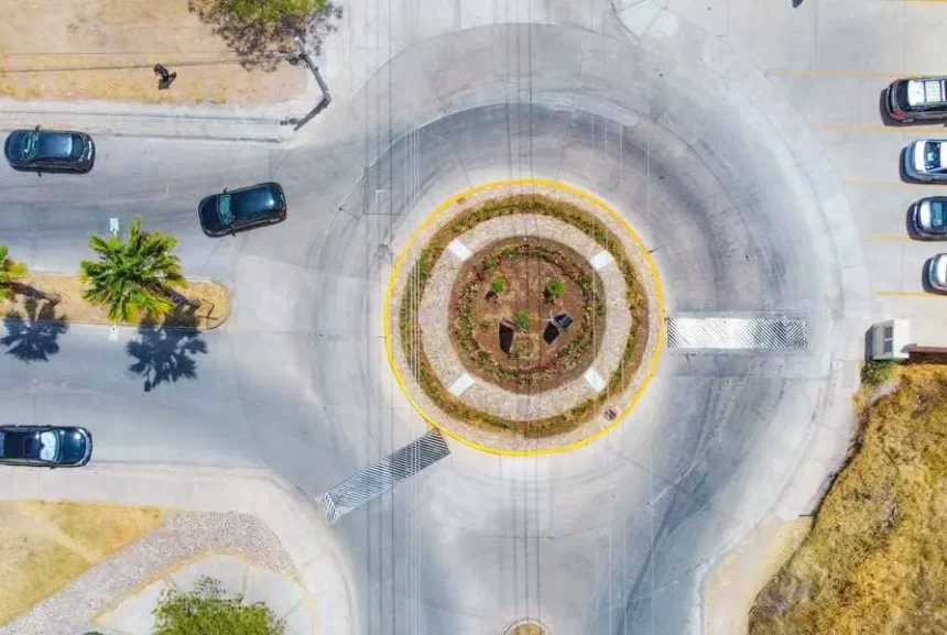 El presidente municipal Leo Montañez supervisó los trabajos de rehabilitación de la glorieta en el fraccionamiento La Querencia
