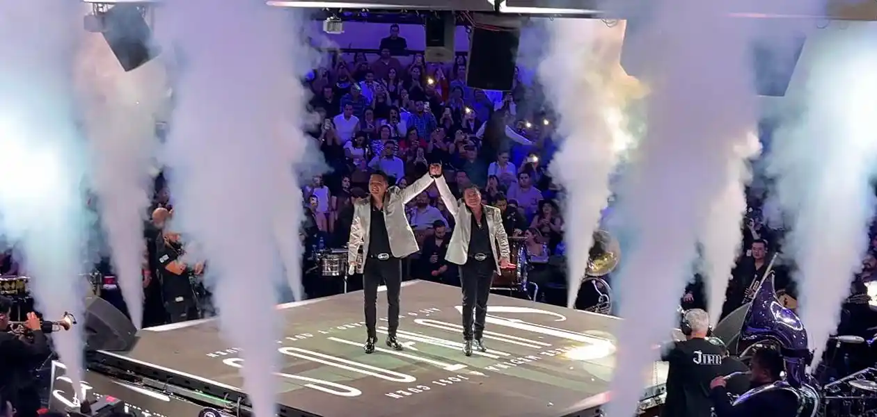 Jorge Medina y Josi Cuén, en la primera de sus presentaciones del "Tour Juntos", en el Palenque de la Feria Nacional de San Marcos 2025. Foto: JLMNoticias / Ceci Ruiz.