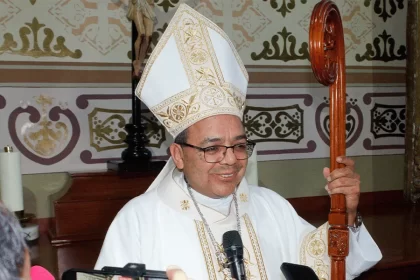 El próximo pontífice debe ser un hombre que unifique al mundo, señala el obispo