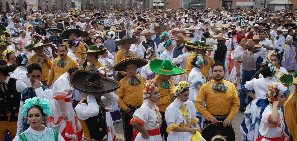 La Pelea de Gallos Monumental se efectuó de manera histórica al participar más de mil 700 bailarines