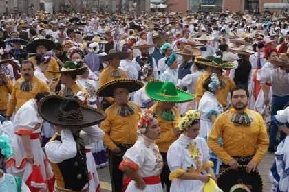 La Pelea de Gallos Monumental se efectuó de manera histórica al participar más de mil 700 bailarines