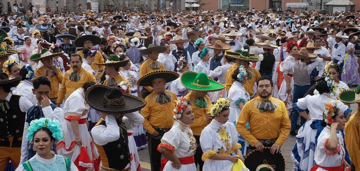La Pelea de Gallos Monumental se efectuó de manera histórica al participar más de mil 700 bailarines