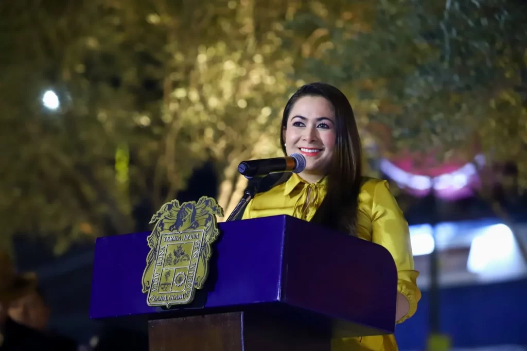 La gobernadora Tere Jimenez develo la escultura en honor a Arturo Macias El Cejas