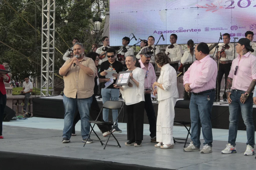 La mestra Maria Elena CArdona Velasco recibio un reconocimineto por su legado y por ser la creadora de la coreografia original de la plela de gallos