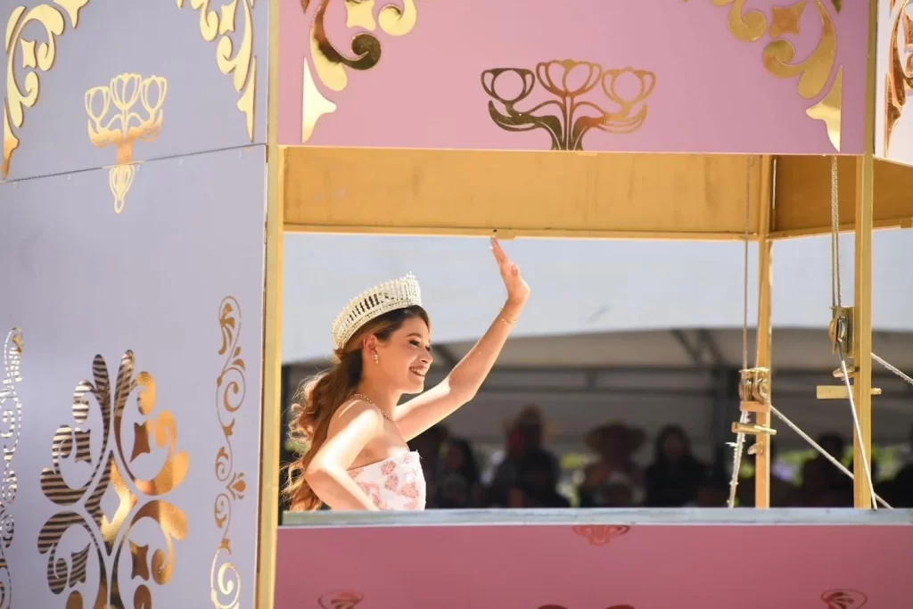 La primera Princesa Zahira participo en el carro titulado Caja de Musica