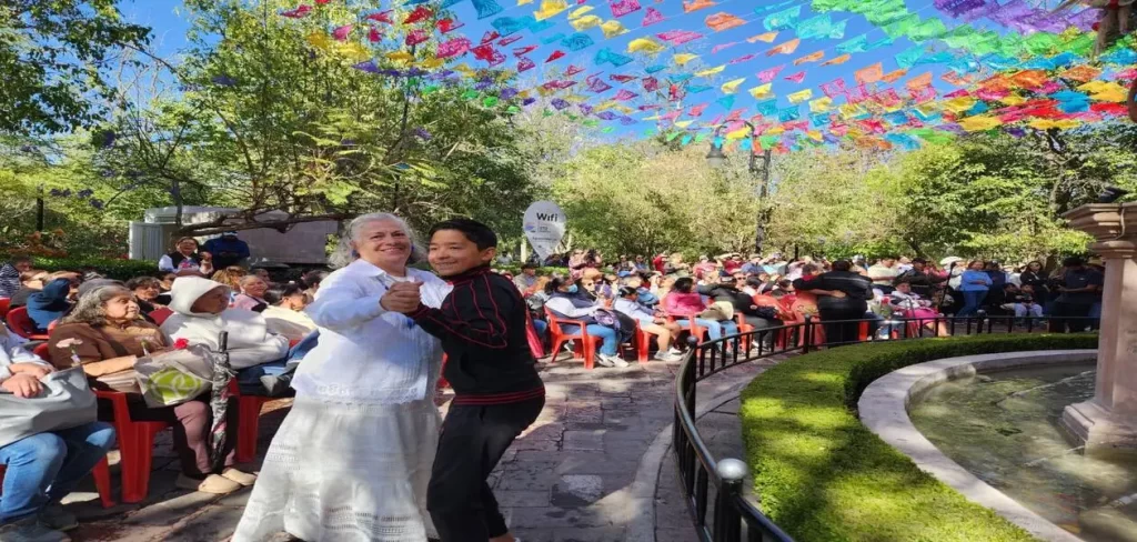 Los presentes bailaron y cantaron con el mariachi
