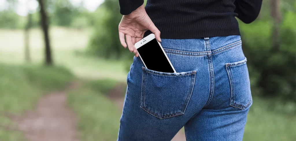 No guardar moviles en bolsillos traseros