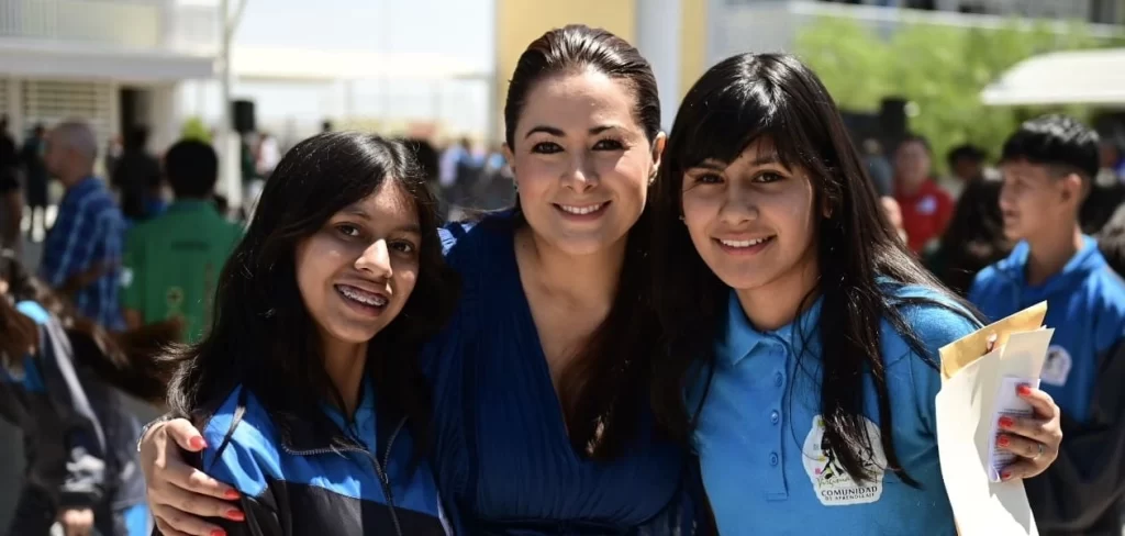 Tere Jiménez entrega más de 11 millones de pesos en infraestructura educativa en la Secundaria General No. 42 y reconoce a estudiantes de Aguascalientes ganadores de olimpiadas de matemáticas nacionales e internacionales.