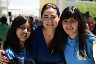 Tere Jiménez entrega más de 11 millones de pesos en infraestructura educativa en la Secundaria General No. 42 y reconoce a estudiantes de Aguascalientes ganadores de olimpiadas de matemáticas nacionales e internacionales.