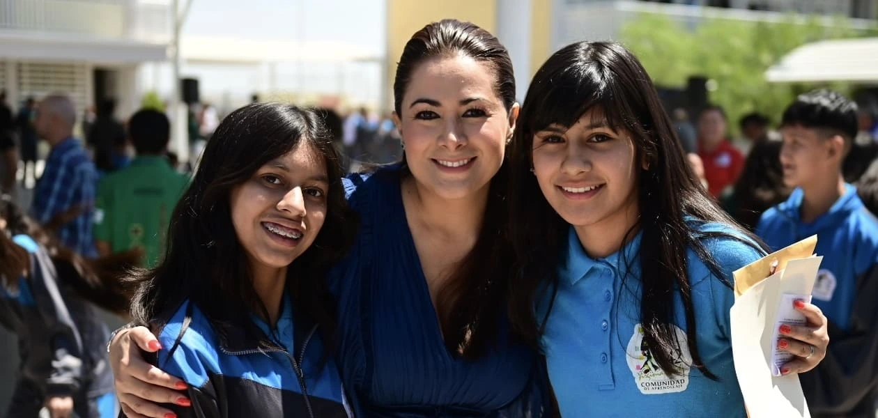 Tere Jiménez entrega más de 11 millones de pesos en infraestructura educativa en la Secundaria General No. 42 y reconoce a estudiantes de Aguascalientes ganadores de olimpiadas de matemáticas nacionales e internacionales.