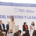 Tere Jiménez reconoce a más de 300 docentes por su trayectoria y anuncia mayor inversión educativa en Aguascalientes para 2025.