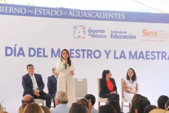 Tere Jiménez reconoce a más de 300 docentes por su trayectoria y anuncia mayor inversión educativa en Aguascalientes para 2025.